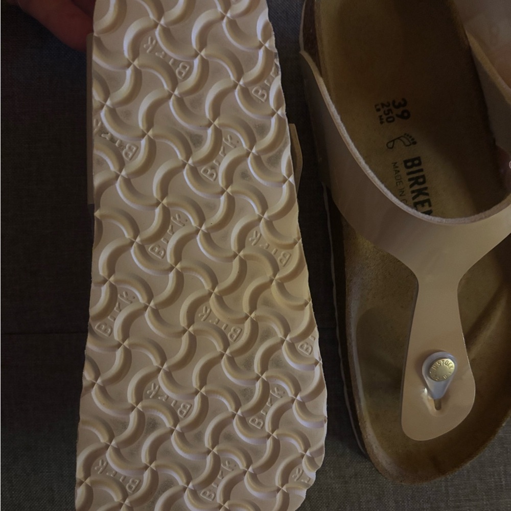 Birkenstock Gizeh Patent Sand 8 (39) NWT - Picture 4 of 5